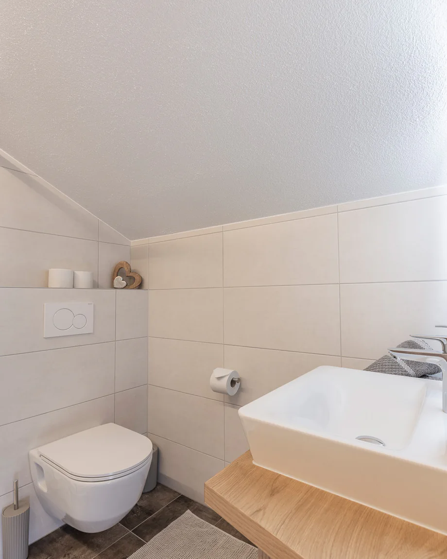 Bad unter der Dachschräge mit WC und Waschtisch