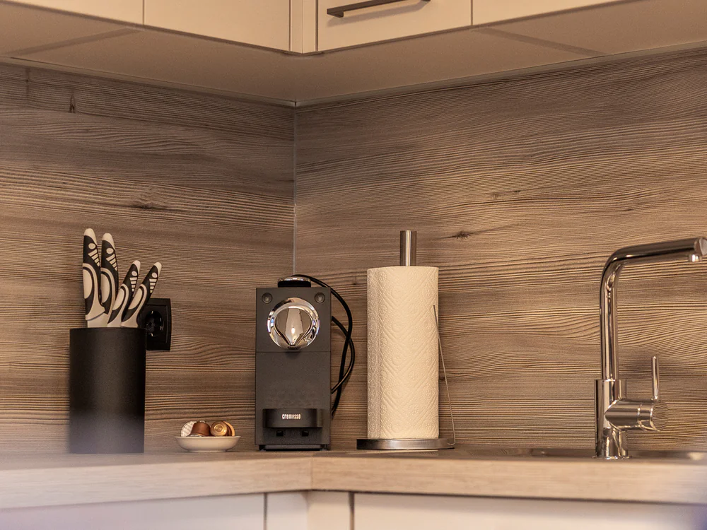 Die Kaffee-Ecke: Kapselmaschine, Küchenrolle und Spüle