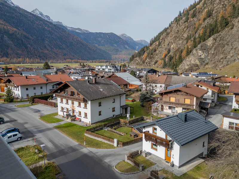 Das Häusl im Ort, dahinter das Tal mit den Bergen