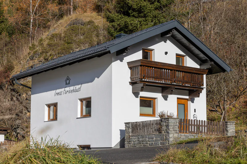 Hausfront mit handgemaltem Schriftzug