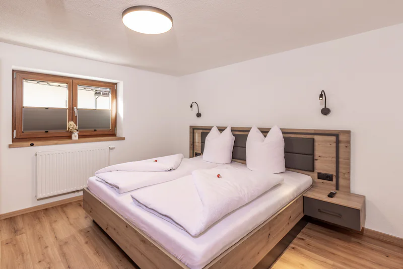 Schlafzimmer im Erdgeschoss mit gerader Decke und Doppelbett