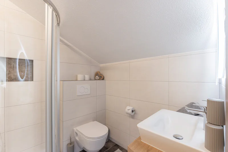 Bad unter der Dachschräge mit Dusche und Waschtisch