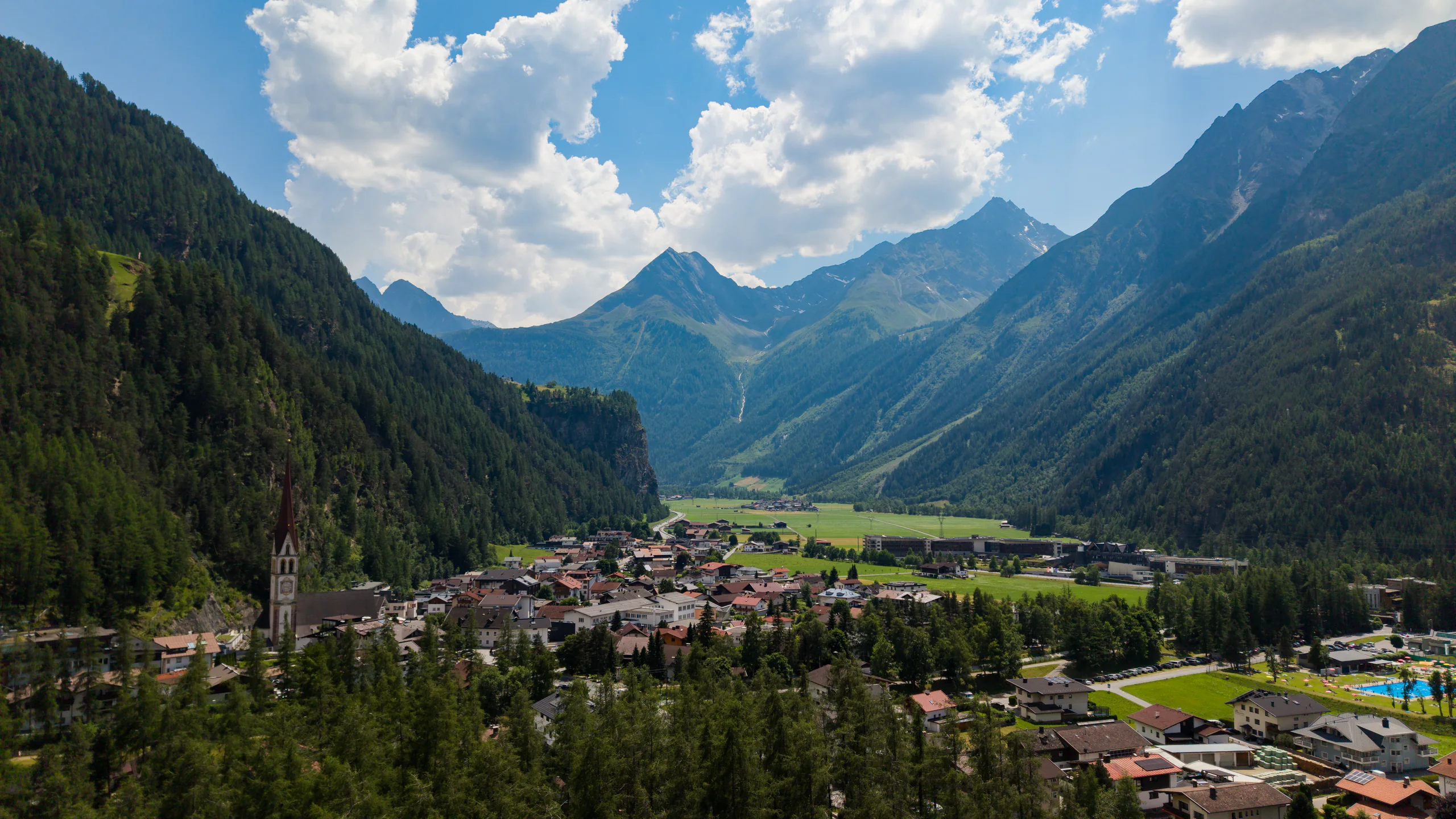 Längenfeld im Ötztal von oben im Sommer, ringsum die Berge