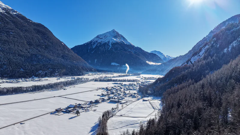 Der tief verschneite Talboden an einem sonnigen Wintertag