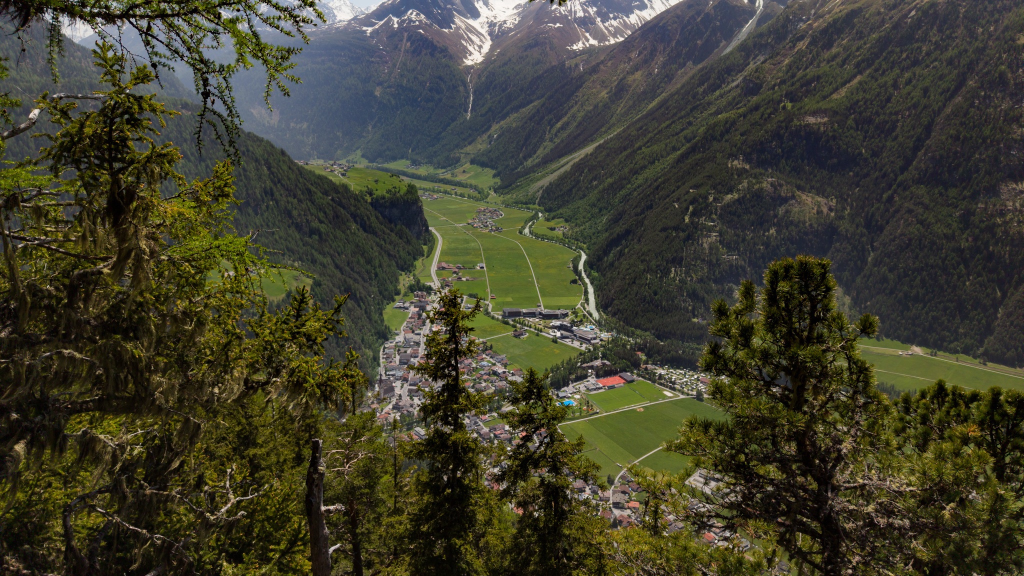 Sommerliches Ötztal mit grünem Talboden, von oben gesehen